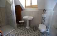 Toilet Kamar 6 Villa Suzanne