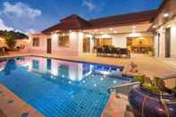 Kolam Renang Villa Bos Near the Beach of Jomtien