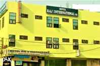 Bên ngoài Hotel Raj International DX