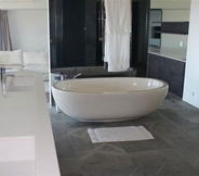 Toilet Kamar 5 3 The Cove