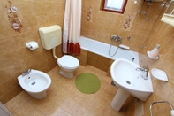 Toilet Kamar Apartments Antolovic