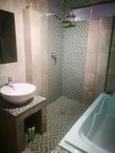 In-room Bathroom 4 Naisar Royal White Apartment