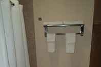 In-room Bathroom Morganhill Inn Motel