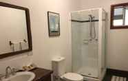 In-room Bathroom 7 Daintree Manor Bed & Breakfast