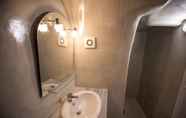 In-room Bathroom 5 Caves 1880