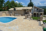 Swimming Pool Villa Marchelina