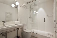 客房内浴室 Milton House Gran Vía