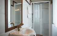 Phòng tắm bên trong 4 Hotel Rural Villa Auristela