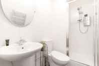 Toilet Kamar Roomspace Apartments -Sterling House