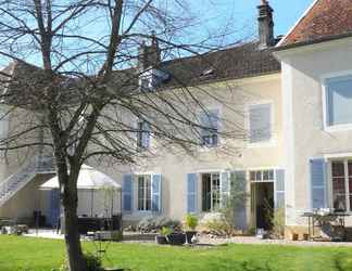 Exterior 2 Petit Château Armand Bourgoin  B & B