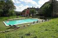 Kolam Renang Petit Château Armand Bourgoin  B & B