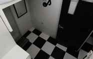 ห้องน้ำภายในห้อง 4 Kamar Keluarga Semanan Syariah