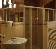 Toilet Kamar 7 AIR Hotel