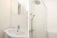 In-room Bathroom Family Central Apartment in Sao Pedro do Estoril