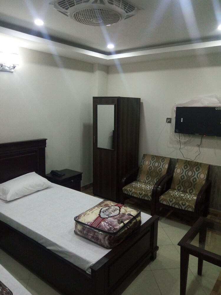 Bedroom Hotel Kashmir Inn