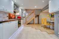 Bedroom Brook Barn with Sauna & Hot Tub