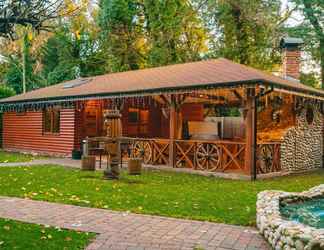 Exterior 2 Brook Barn with Sauna & Hot Tub