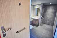 Phòng tắm bên trong Premiere Classe Clermont Ferrand Centre