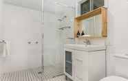 In-room Bathroom 3 Your Luxury Escape - White Oak