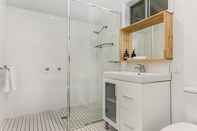 In-room Bathroom Your Luxury Escape - White Oak