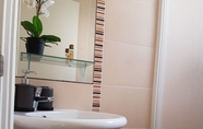 In-room Bathroom 2 Home Azores - Calheta Suites Downtown