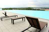 Kolam Renang The Raffles Suites by Stayshare Homes