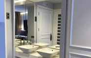 In-room Bathroom 7 Serennia Fira Gran Vía Exclusive Rooms