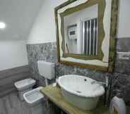 In-room Bathroom 2 Pulcinella 84