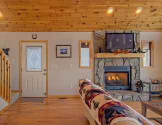 Lobi 2 NFL Sunday Ticket - The Blue Ridge Mountain Top Cabin