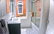 Toilet Kamar 2 Renovated 2BR Savannah Home