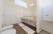 In-room Bathroom 7 Sandies Bathala