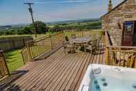 Kolam Renang Cosy Lodge With Private Hot Tub in Tottergill Farm