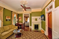 พื้นที่สาธารณะ 3 BR Victorian Stunner on Forsyth Park