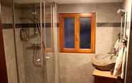 In-room Bathroom 2 Les Gites des Templiers