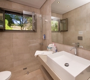 In-room Bathroom 4 Marilia Villas