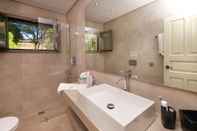 In-room Bathroom Marilia Villas