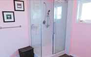 In-room Bathroom 3 HOV B&B House -Hospitality Ocean view Victoria-