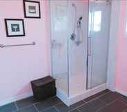 In-room Bathroom 3 HOV B&B House -Hospitality Ocean view Victoria-