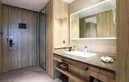 ห้องน้ำภายในห้อง 5 Atour Hotel Xiaoshan International Airport Hangzhou