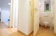 Toilet Kamar 7 Large City Center Apartment