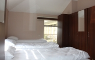 Kamar Tidur 5 East House Hotel