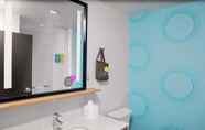 In-room Bathroom 3 TRU By Hilton Crossett