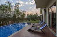 Swimming Pool amã Stays & Trails Nine Palms, Alibag