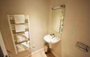 In-room Bathroom 6 Toothbrush Apts - Ipswich Princes St