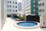 สระว่ายน้ำ Comfy Studio Apartment at Pavilion Permata with City View