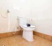 Toilet Kamar 6 Simple & Cozy 1BR @ Bassura Apartment Near to Bassura City Mall