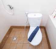 Toilet Kamar 5 Simple & Cozy 1BR @ Bassura Apartment Near to Bassura City Mall