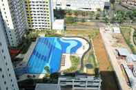 Kolam Renang Cozy Studio at The Springlake Apt near Summarecon Mall