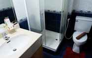 In-room Bathroom 6 Strategic 3BR Apt at Sudirman Tower Condominuim