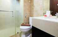 Toilet Kamar 5 Luxurious Furnished 2BR Kemang Village Apartment